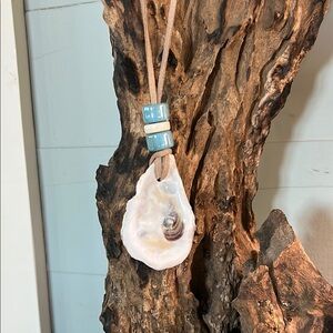 Natural Oyster Shell Pendant Necklace with Blue Beads